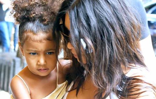 Ким Кардашьян объяснила, зачем выпрямляет волосы пятилетей дочери Норт